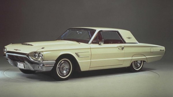 Джей Еф Кей толкова много обича Ford Thunderbird, че не само притежаваше един, но и настоява 24 бройки от модела да присъстват на парада по случай встъпването му в длъжност. Семейство Кенеди знае стойността на публичния имидж, така че модерният, стилен и желан T-Bird е очевиден избор за този исторически момент.